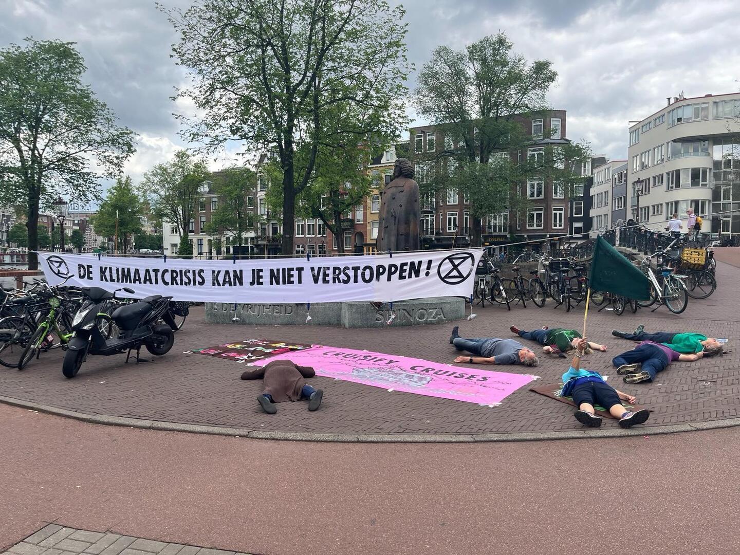 Klimaatalarm (XR + AR) | Vreedzame die-in bij Stopera voor eerlijk klimaatbeleid